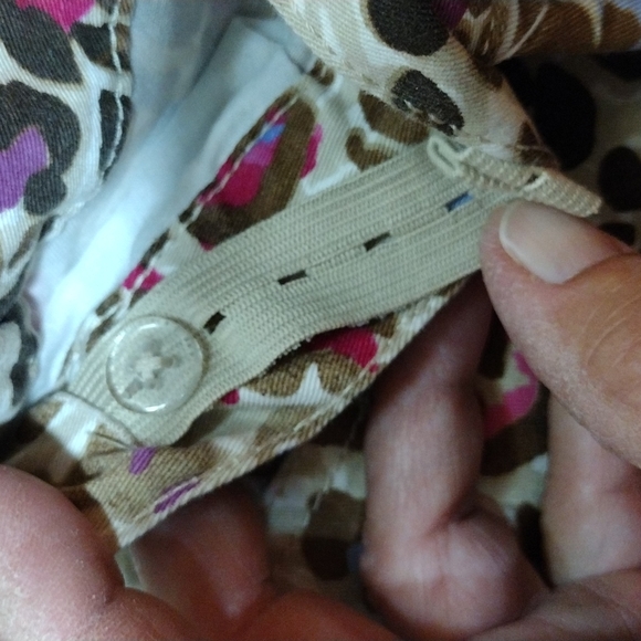 2 CHILDREN'S PLACE CAPRIS SZ 8 AND 2 TEES SZ 7 / 8 - Picture 10 of 16